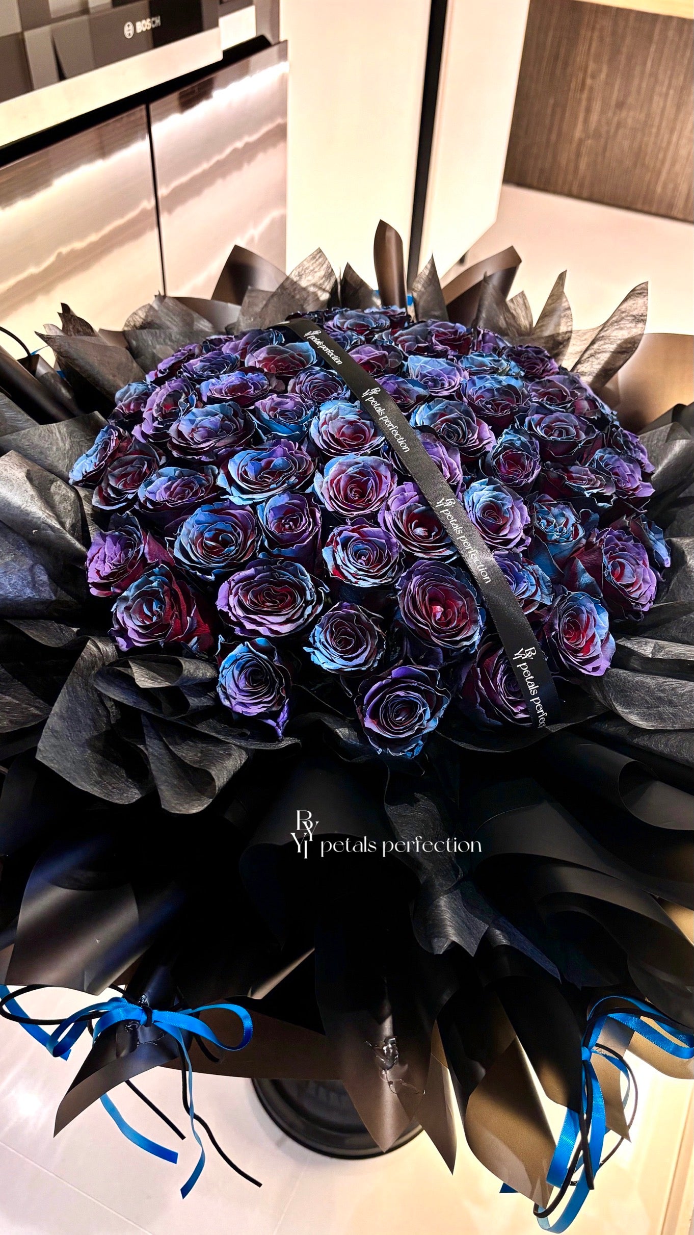 “Dark Shadow” 80stk AirBrushed Fresh Roses Bouquet