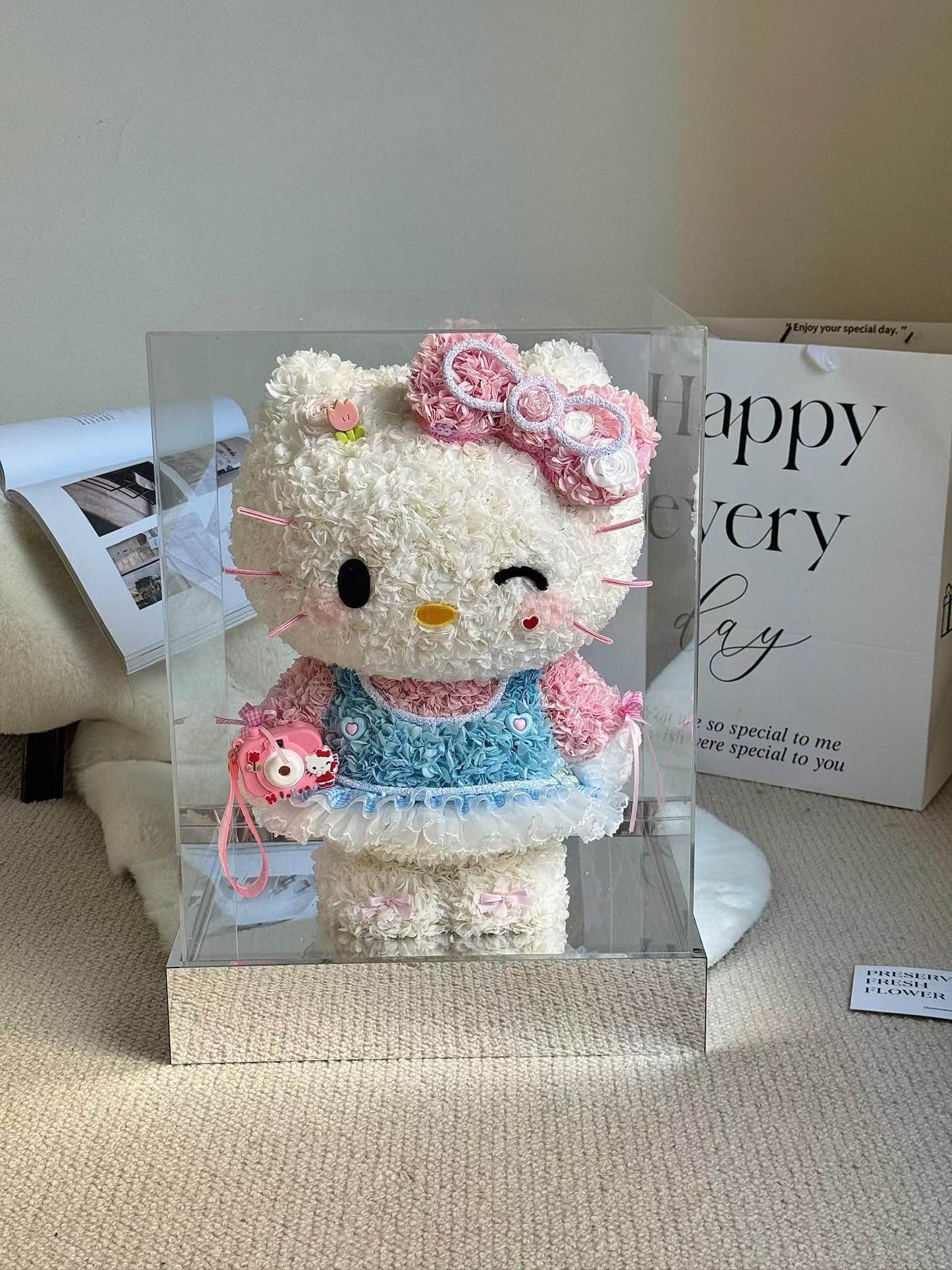 Standing Giant Kitty & Her Camera 🩷 Preserved Flowers Box 🇸🇬 SG In Stock