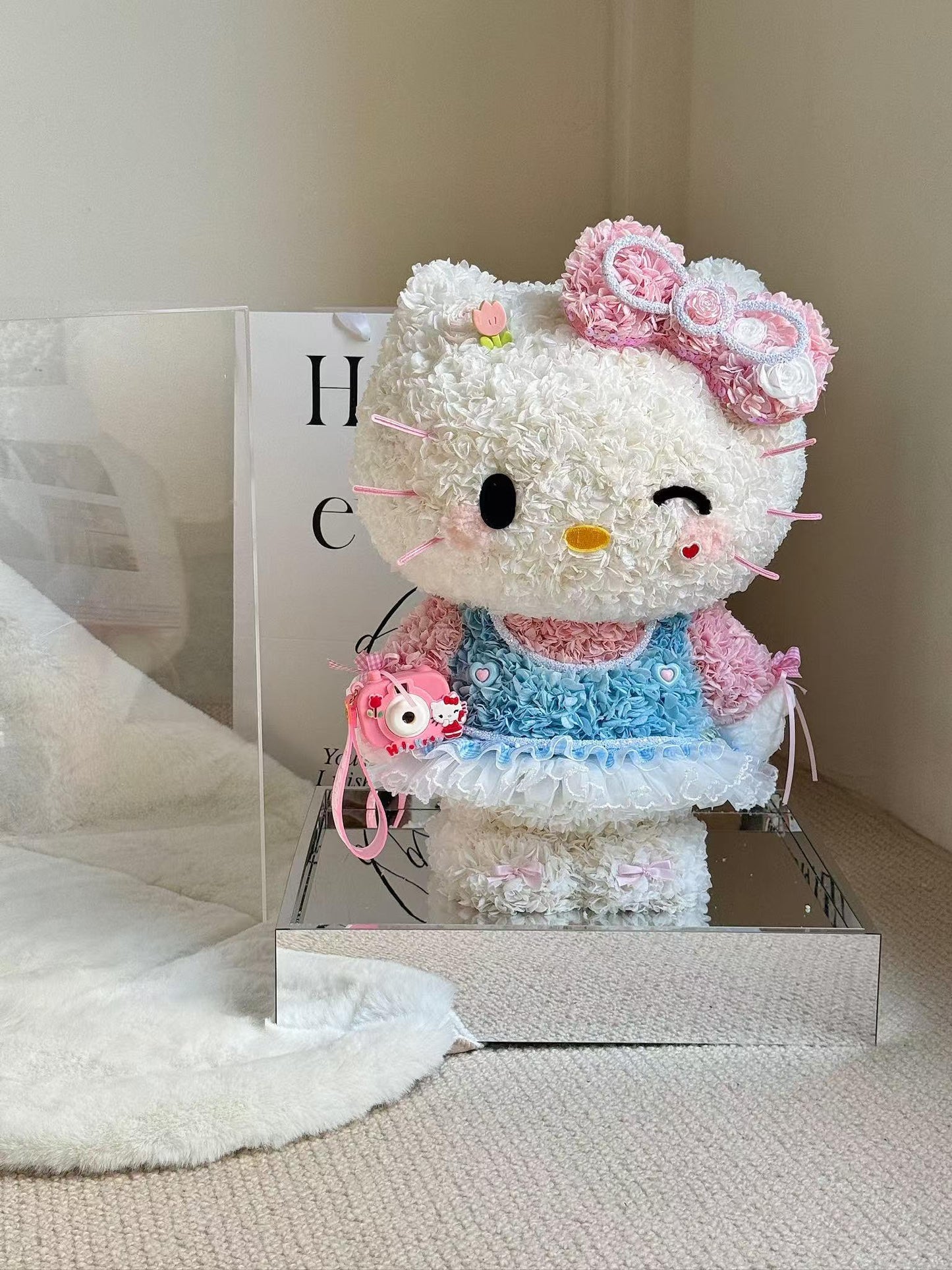 Standing Giant Kitty & Her Camera 🩷 Preserved Flowers Box 🇸🇬 SG In Stock