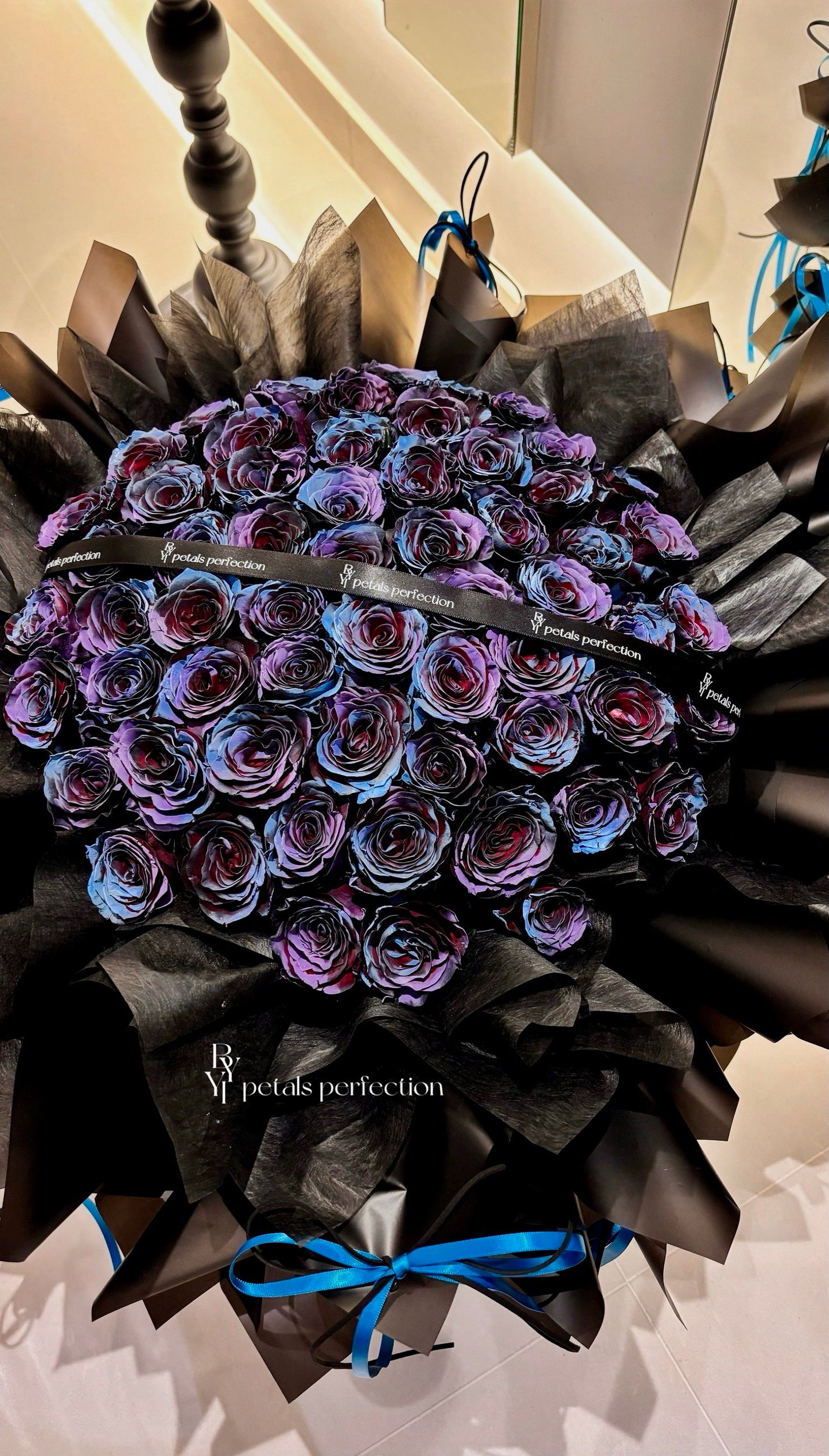 “Dark Shadow” 80stk AirBrushed Fresh Roses Bouquet
