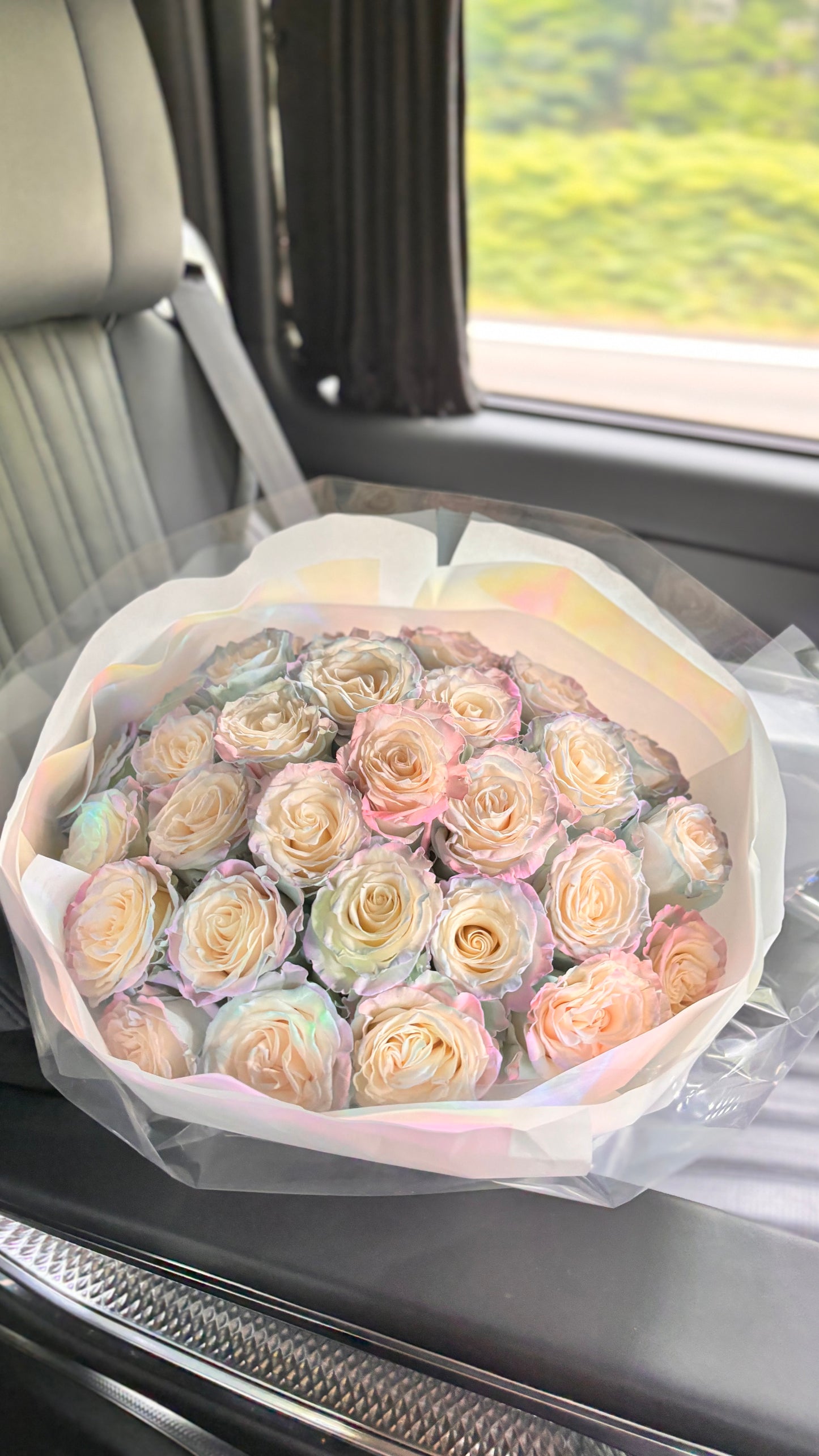 Ecuador Rainbows Roses Bouquet 33stk