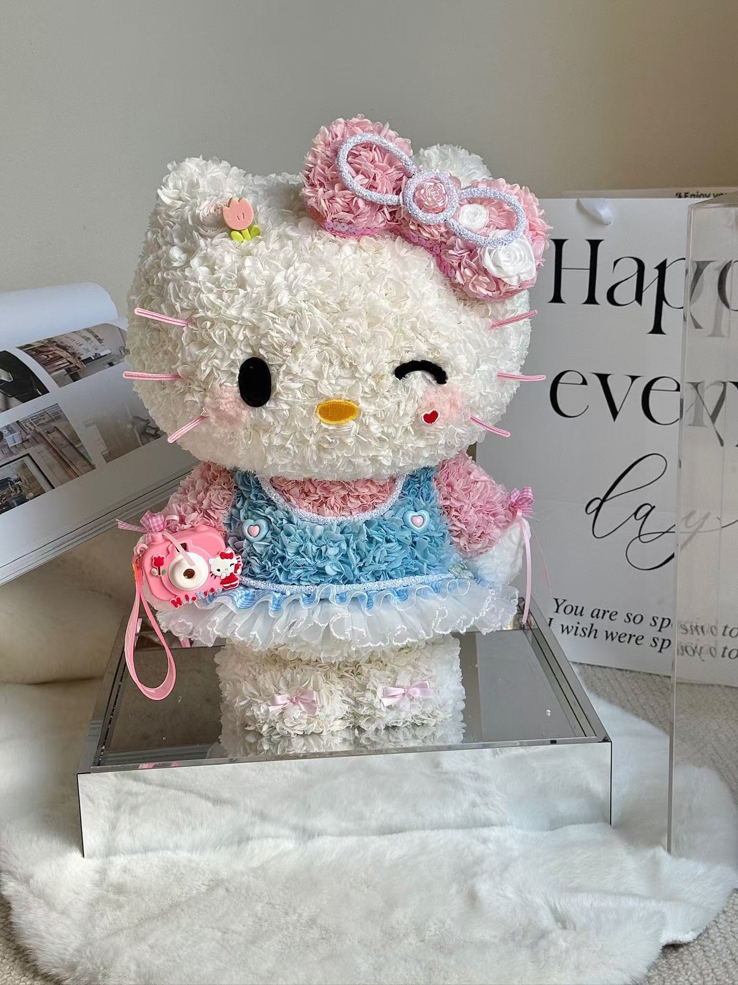 Standing Giant Kitty & Her Camera 🩷 Preserved Flowers Box 🇸🇬 SG In Stock