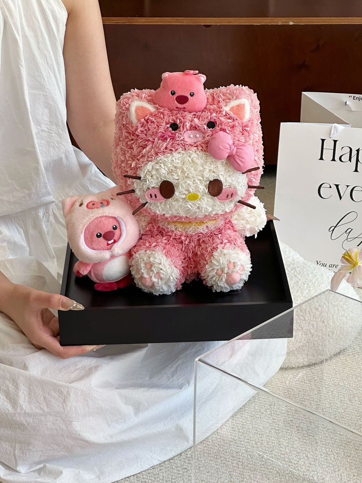 Piggy Kitty 🐽 Loopy Preserved Flowers Box