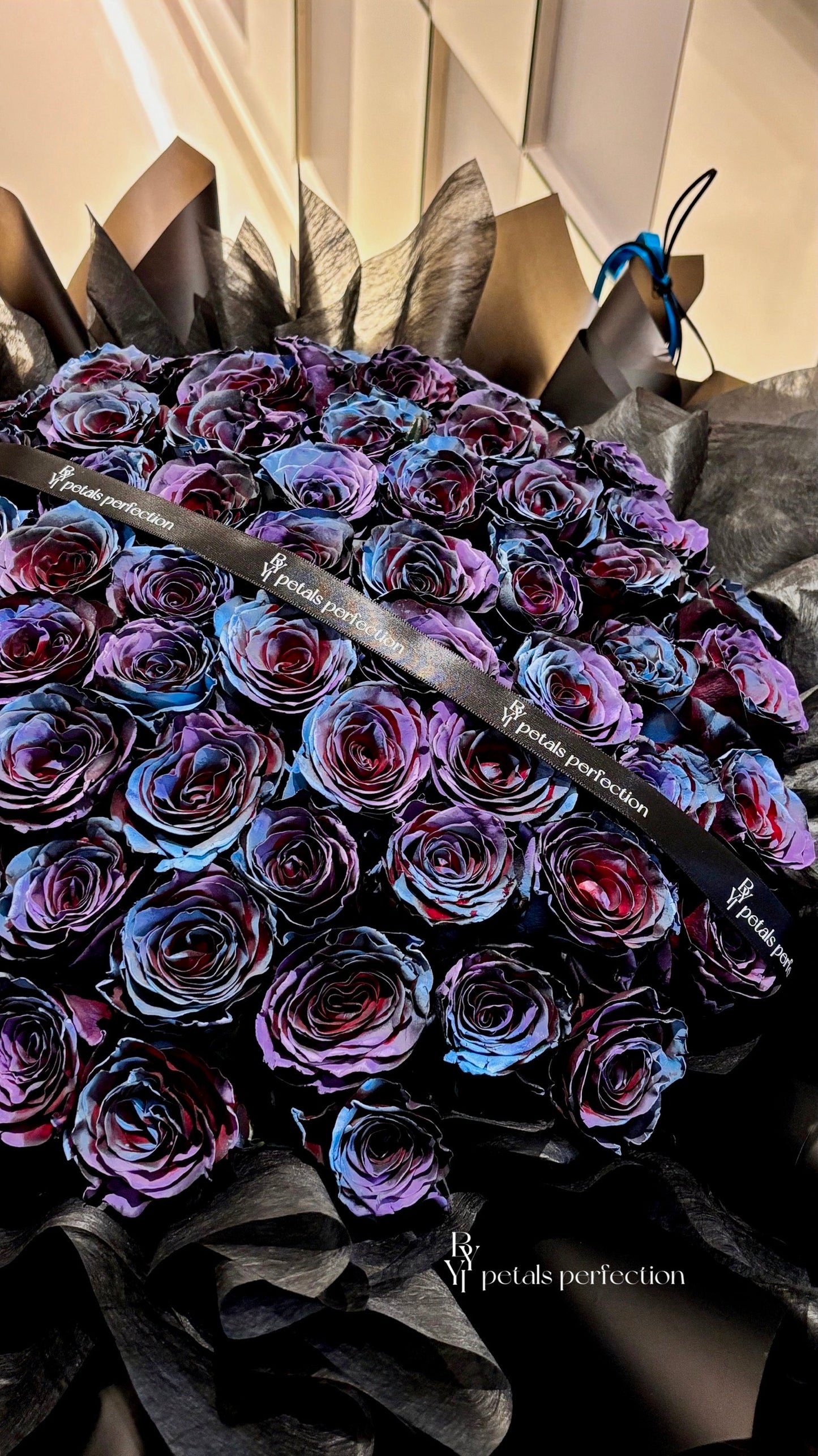 “Dark Shadow” 80stk AirBrushed Fresh Roses Bouquet
