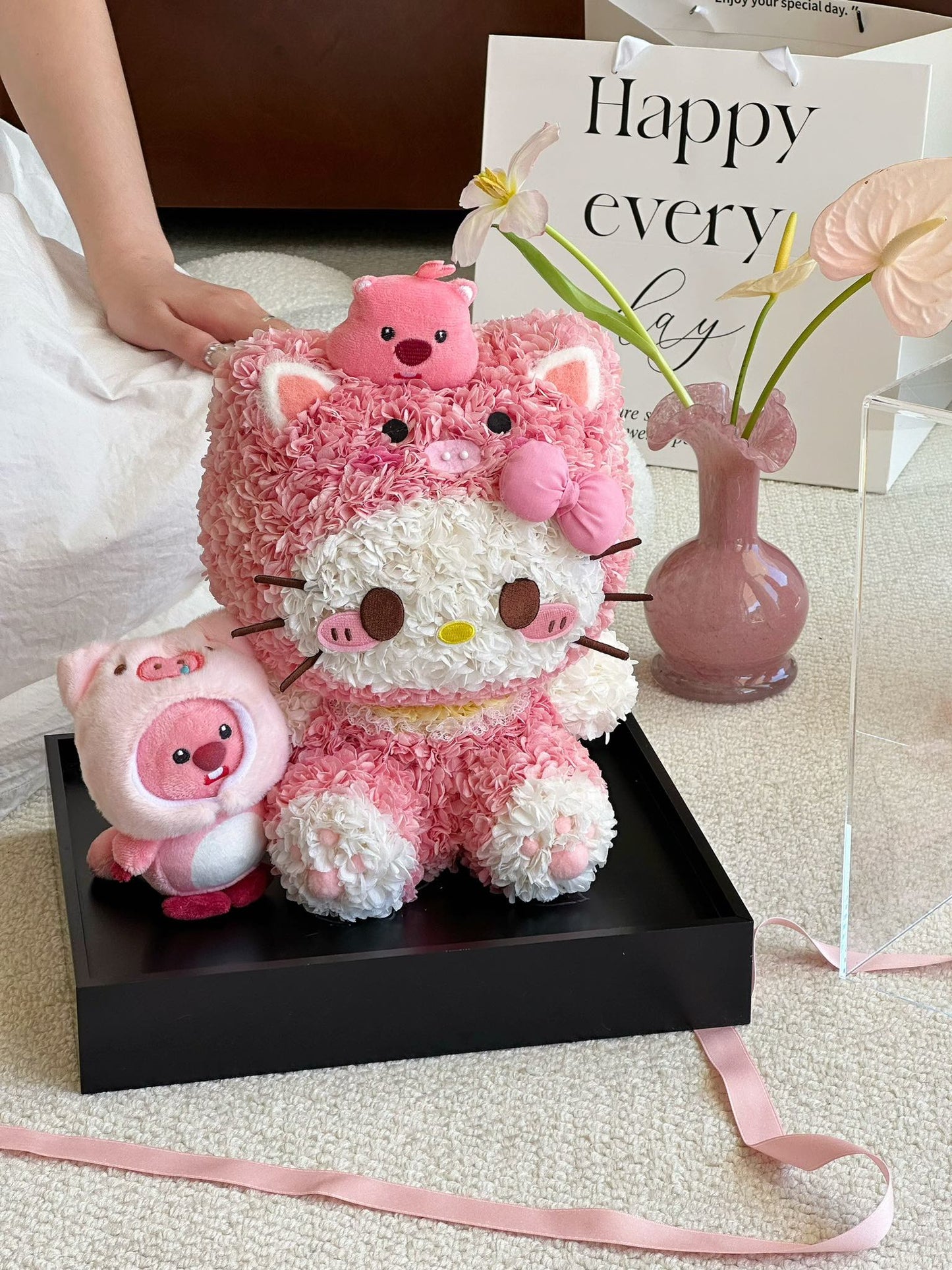Piggy Kitty 🐽 Loopy Preserved Flowers Box
