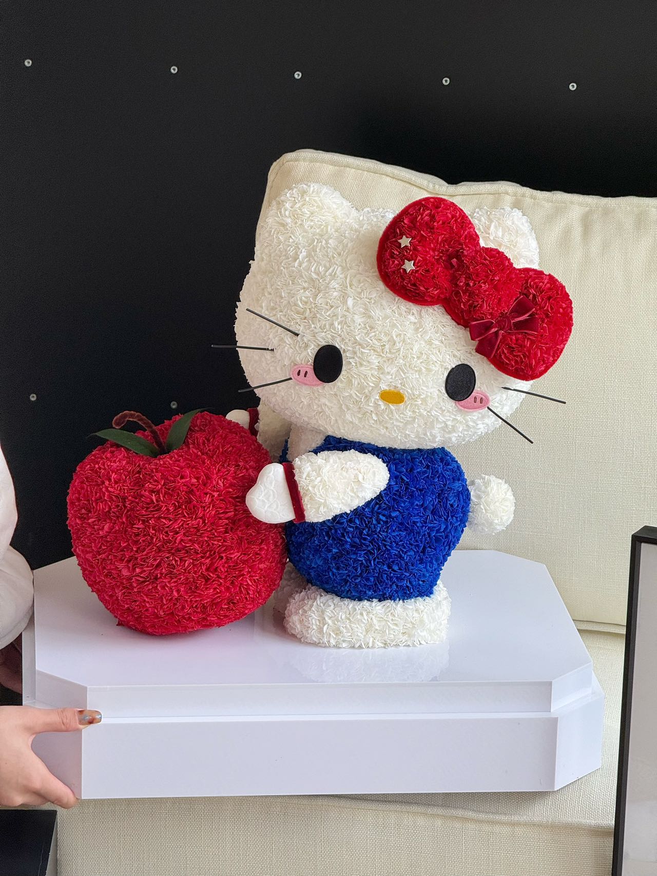 Giant Apple Kitty Preserved Flowers Box 🍎