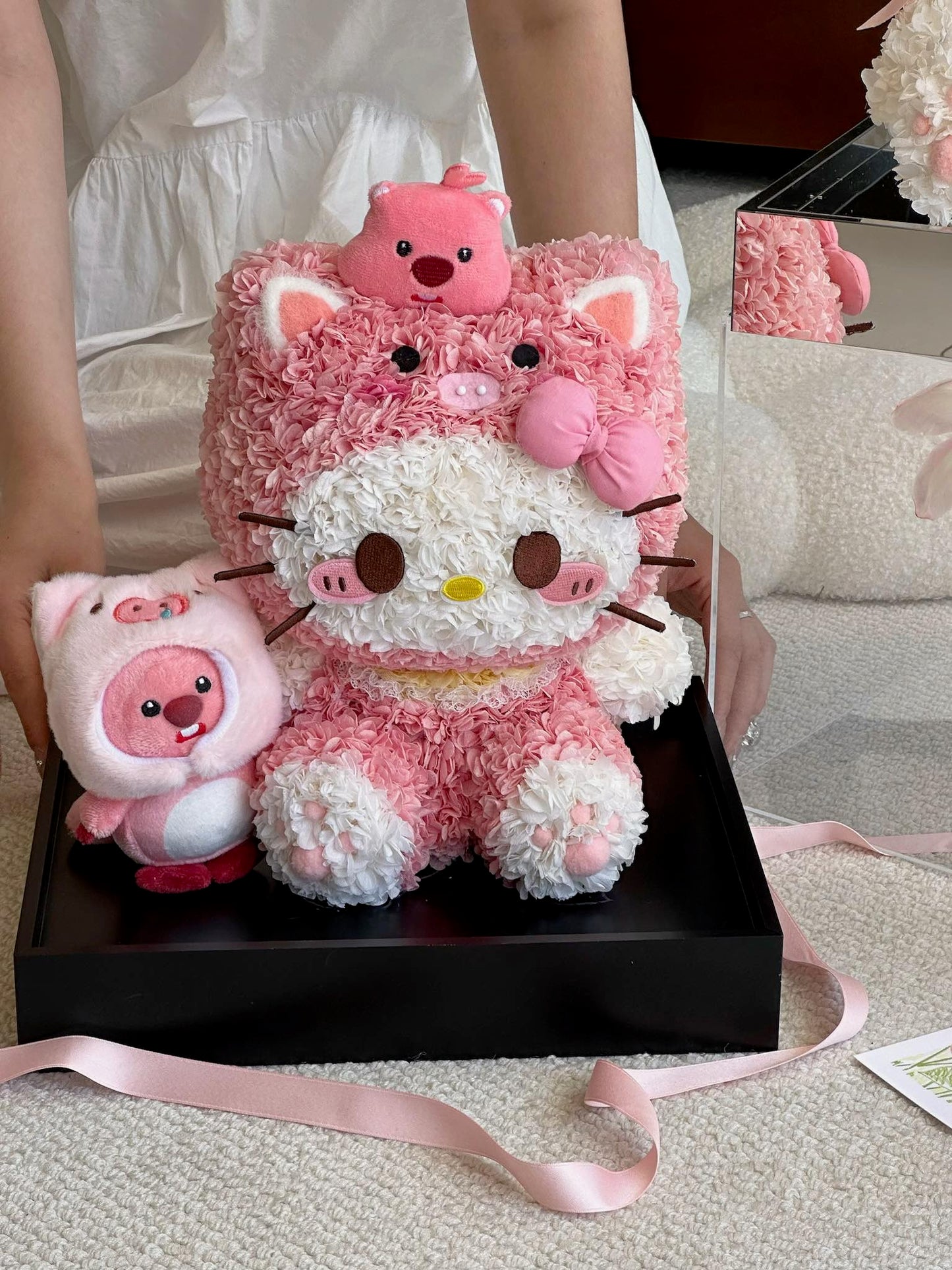 Piggy Kitty 🐽 Loopy Preserved Flowers Box