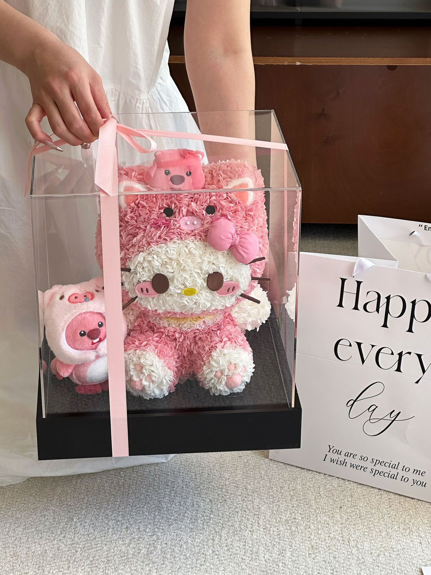 Piggy Kitty 🐽 Loopy Preserved Flowers Box
