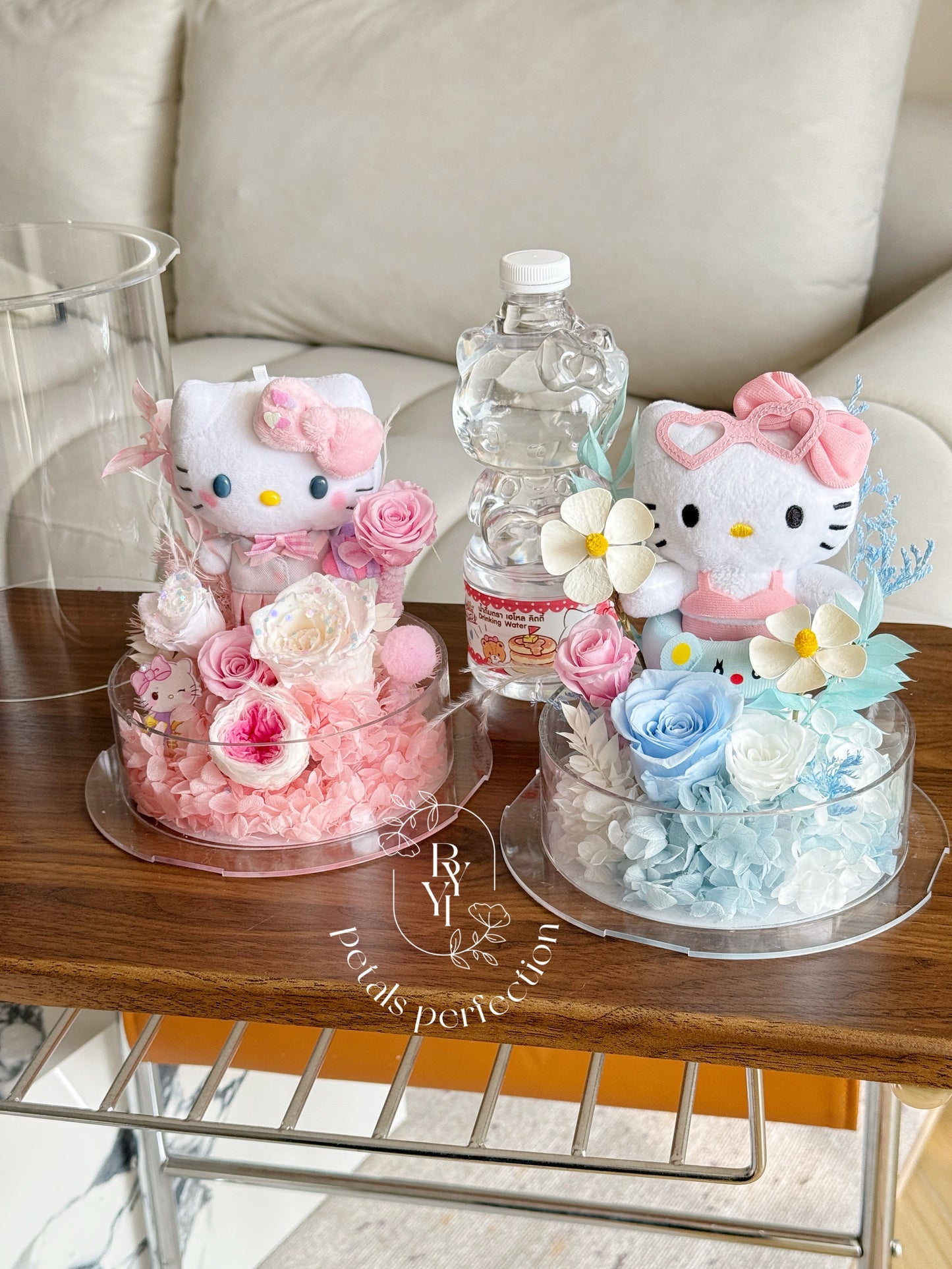Hello Kitty Preserved Flowers Box 🇸🇬 SG In Stock 🩵
