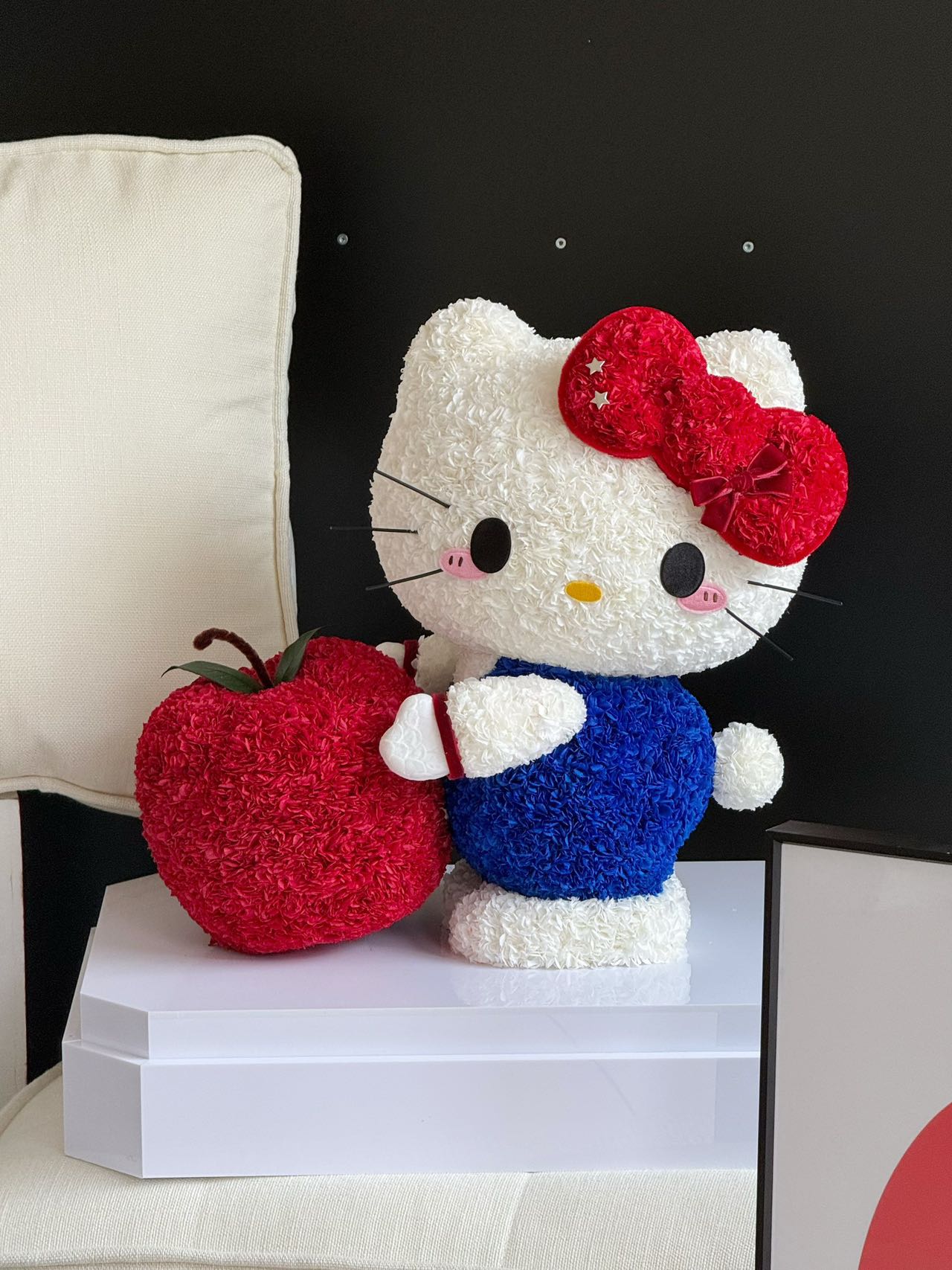 Giant Apple Kitty Preserved Flowers Box 🍎