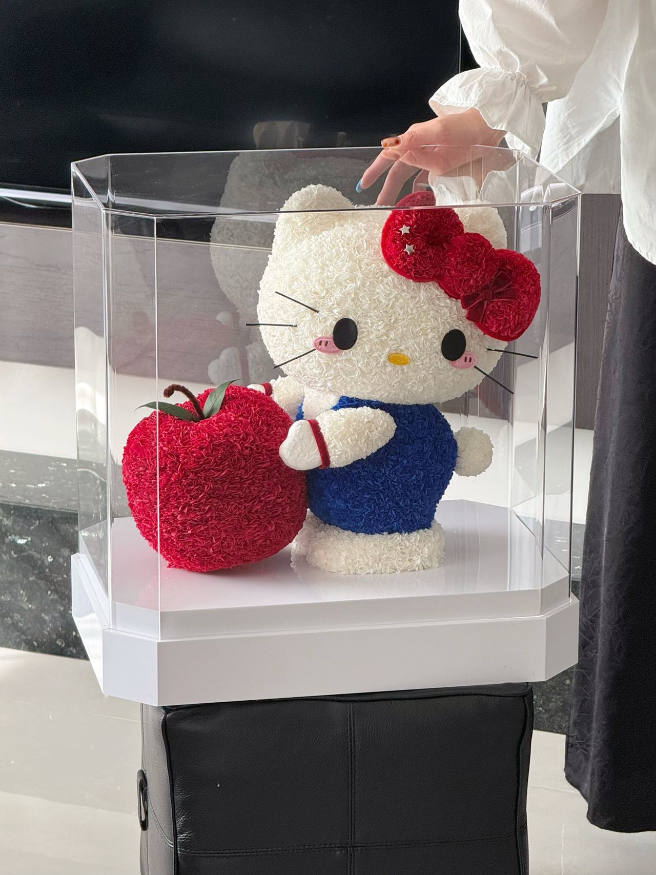 Giant Apple Kitty Preserved Flowers Box 🍎